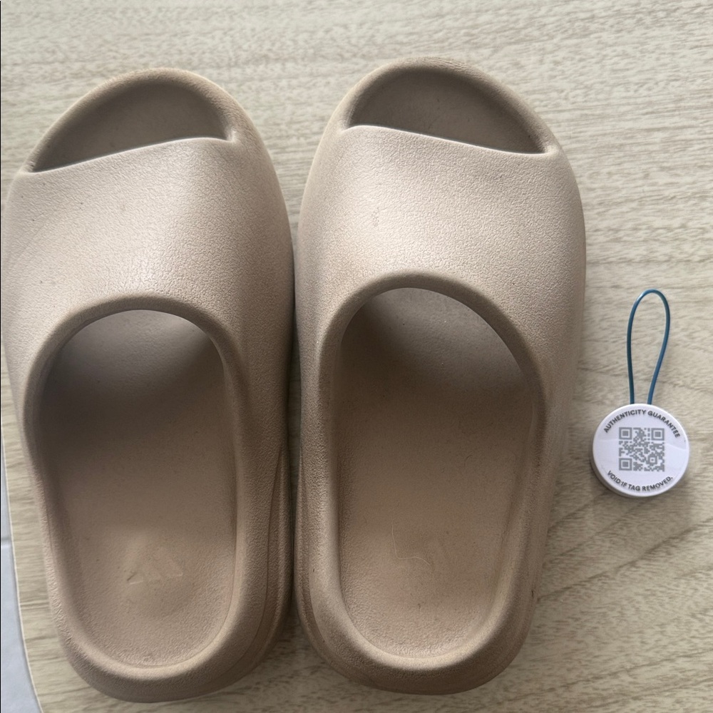 ADIDAS Yeezy slides AUTHENTICATED